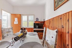 un soggiorno con 2 letti e una TV di Apartments by the sea Luka Dubrava, Peljesac - 14040 a Putniković