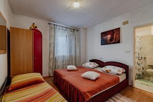 una camera con un letto con due cuscini sopra di Apartments by the sea Luka Dubrava, Peljesac - 14040 a Putniković