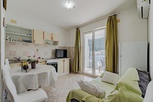 un soggiorno con tavolo e cucina di Apartments by the sea Luka Dubrava, Peljesac - 14040 a Putniković