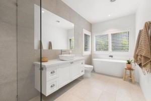 McCraeShelby Beachhouse - Scandi Hot Tub & McCrae Views的带浴缸、水槽和马桶的浴室 更多47张照片