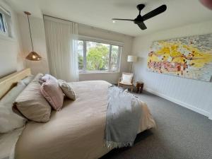 McCraeShelby Beachhouse - Scandi Hot Tub & McCrae Views的一间卧室配有一张大床和吊扇