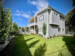 McCraeShelby Beachhouse - Scandi Hot Tub & McCrae Views的前面有大院子的房子