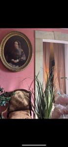 un espejo en una pared rosa con una foto de un hombre en Art action room 