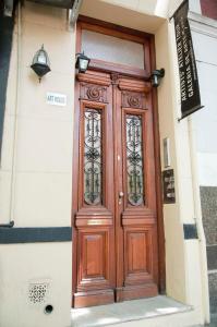 una puerta de madera en el lateral de un edificio en Art house apartments, en Buenos Aires