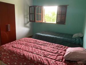 - une chambre avec un lit et une fenêtre dans l'établissement Casa en La Puntilla, à Belén