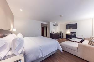 Postel nebo postele na pokoji v ubytování Hotel Biltmore