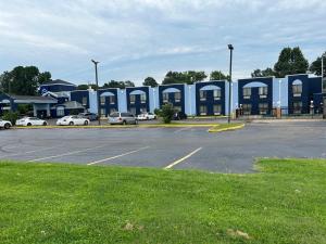 un edificio azul con coches estacionados en un estacionamiento en classic inn, en Memphis