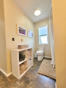 łazienka z toaletą i oknem w obiekcie Adventure's Home Base - Hot Tub & King Sized Bed w mieście Port Angeles
