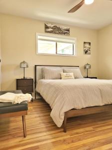 um quarto com uma cama grande e uma janela em Adventure's Home Base - Hot Tub & King Sized Bed em Port Angeles