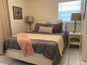 um quarto com uma cama e uma janela em Comfy and Quiet APT 5 min Walk to Historic Downtown em St. Augustine