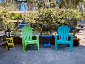 a group of three chairs and a table at Funky Downtown Pad Pets OK Near Intercoastal in St. Augustine