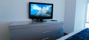 TV a/nebo společenská místnost v ubytování Paseo de la Reforma apartment, great location, luxurious, 4P. + 57 fotografií