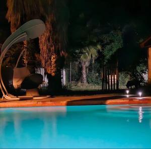 cerca de una piscina por la noche en habitaciones con piscina en tinguiririca san fernando, en San Fernando