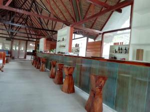 Una fila de jarrones de madera alineados en un bar en Tambopata Ecolodge, en Tambopata