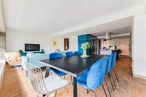 TV a/nebo společenská místnost v ubytování Family friendly Roma Condo 247 Security Parking