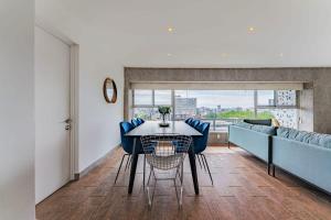 a living room with a table and a couch at Family friendly Roma Condo 247 Security Parking in Mexico City