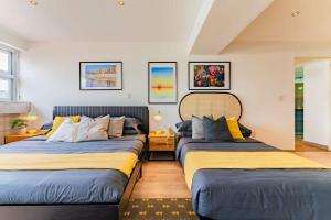 two beds in a room with two beds sidx sidx sidx at Family friendly Roma Condo 247 Security Parking in Mexico City