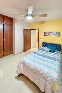 Ένα ή περισσότερα κρεβάτια σε δωμάτιο στο Spacious Downtown Stay 6 Blocks from Malecón