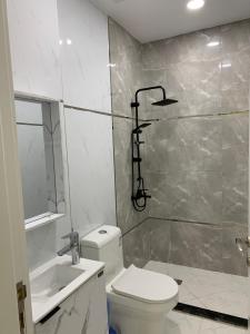 een badkamer met een toilet, een wastafel en een douche bij سيلينا هاوس الفندقية in Jeddah