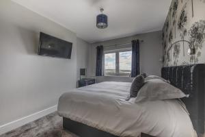 Un dormitorio con una cama grande y una ventana en Bay View Holiday Apartments en Scarborough