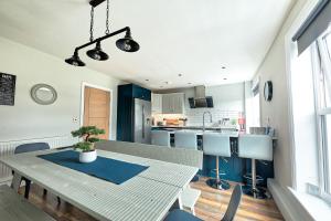 cocina y comedor con mesa y sillas en Bay View Holiday Apartments en Scarborough