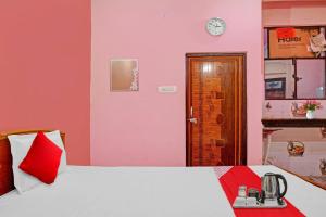 1 dormitorio con 1 cama y reloj en la pared en SPOT ON Hotel Kanha Inn en Chaukhandi