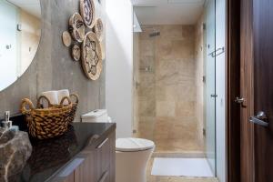 Un baño de Ideal Location with Cenote Pools Gym Restaurant