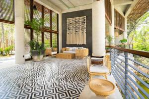 Un lugar para sentarse en Ideal Location with Cenote Pools Gym Restaurant
