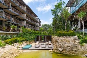 Un jardín fuera de Ideal Location with Cenote Pools Gym Restaurant