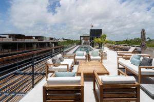 Un lugar para sentarse en Ideal Location with Cenote Pools Gym Restaurant