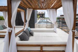 Un lugar para sentarse en Ideal Location with Cenote Pools Gym Restaurant