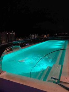 una piscina por la noche en la azotea de un edificio en NEW Nautico with Marina View and Rooftop Pool plus Gym, en Puerto Vallarta