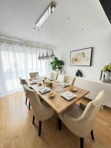 - une salle à manger avec une table et des chaises en bois dans l'établissement La villa six_jml, à Ris-Orangis
