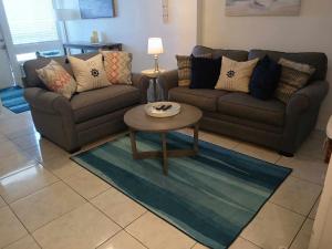 Ruang duduk di Direct ocean front view 1 bedroom Open Pool Ocean J