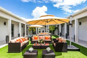 Χώρος καθιστικού στο Lagoon View Villa, Pool, Dock, & Waterways