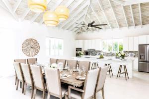 Η κουζίνα ή μικρή κουζίνα στο Lagoon View Villa, Pool, Dock, & Waterways