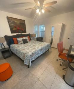 een slaapkamer met een bed en een plafondventilator bij Hostal Sky Crest in Clearwater