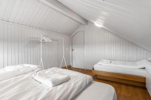 Duas camas num quarto com paredes brancas em Spacious 4-Bedroom Home in Southern Iceland em Selfoss