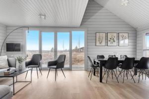 sala de estar con mesa de comedor y sillas en Spacious 4-Bedroom Home in Southern Iceland, en Selfoss