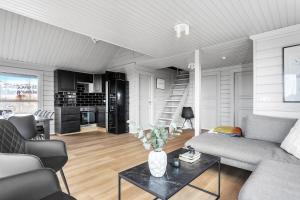 - un salon avec un canapé et une table dans l'établissement Spacious 4-Bedroom Home in Southern Iceland, à Selfoss