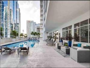 una piscina al centro di un edificio di Stunning 1 BDR 1 BTH • Brickell • Bay & City Views a Miami