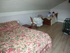 a bedroom with a bed and a table and chairs at Duplex em Gramado in Gramado