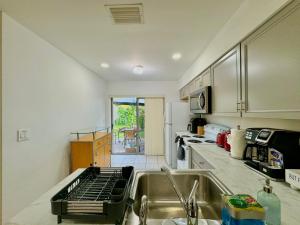 Η κουζίνα ή μικρή κουζίνα στο Seaside Elegance 3 Mi to FM Beach Paradise Sleep 6 +15 φωτογραφίες