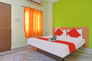 een slaapkamer met een bed met rode en groene muren bij Ss Delight in Hyderabad