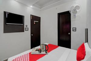 a room with a bed with a blender on it at OYO Flagship Kwins Residency in Ghaziabad
