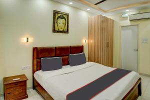 a bedroom with a bed and a picture on the wall at Flagship Santoshi Holiday Home in Dabolim