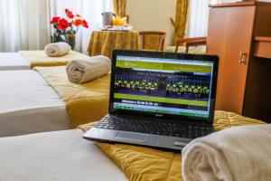 Postel nebo postele na pokoji v ubytování Hotel Galant