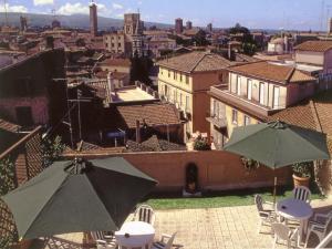 Blick auf eine Stadt mit Tischen und Sonnenschirmen in der Unterkunft Tuscia Hotel in Viterbo
