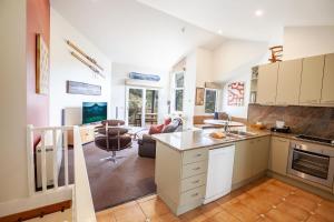 スレッドボにあるLhotsky 2のオープンキッチン、リビングルーム(テーブル付)