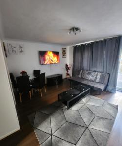 ein Wohnzimmer mit einem Sofa und einem Tisch in der Unterkunft Home in Medway 3bedroom free sports free parking in Chatham